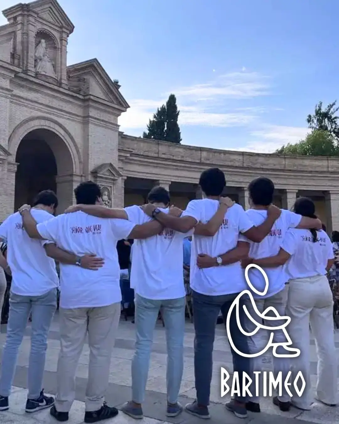 Jóvenes abrazados en el retiro de Bartimeo en Sevilla