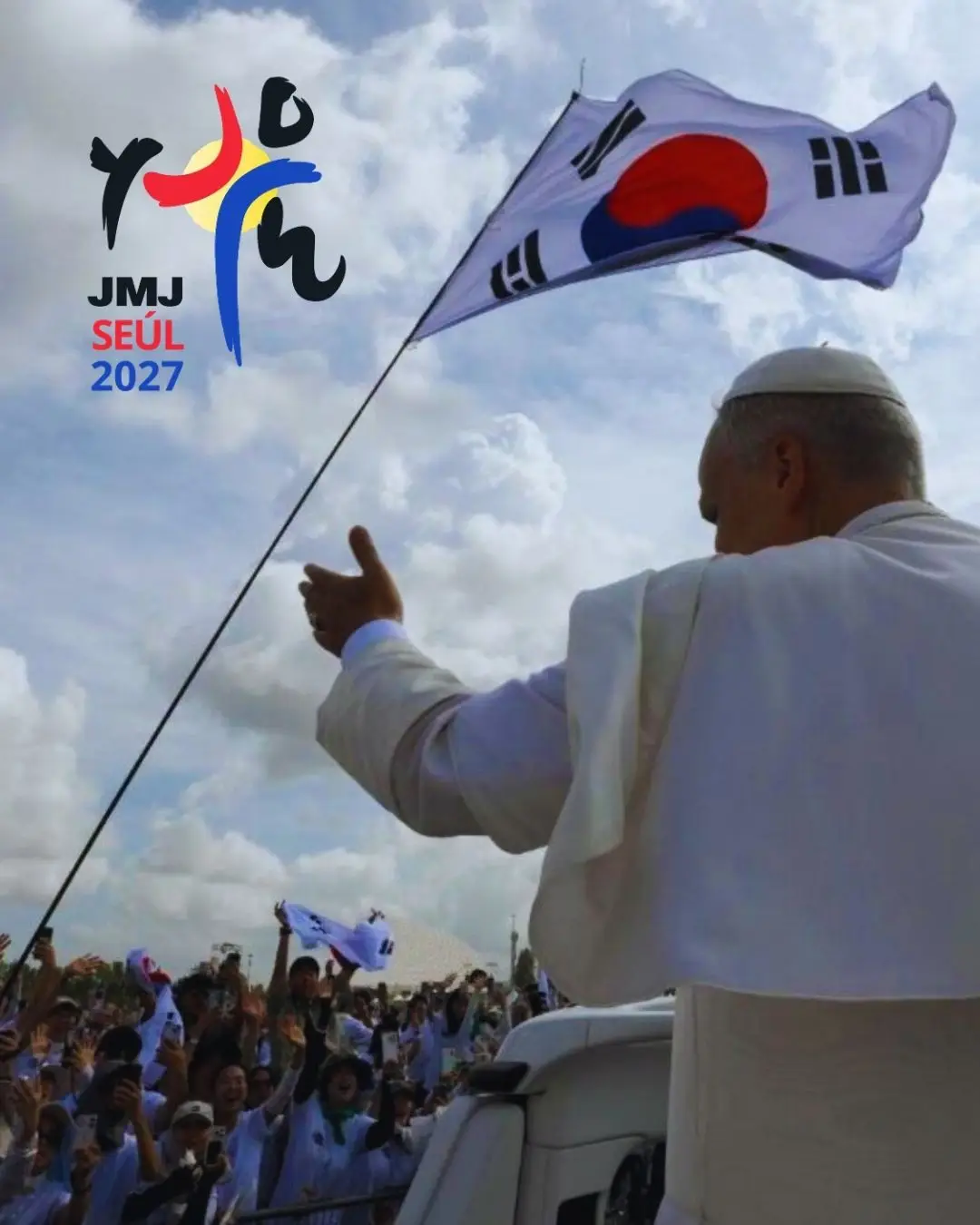 Papa León saludando a los jóvenes junto con la bandera de Seúl