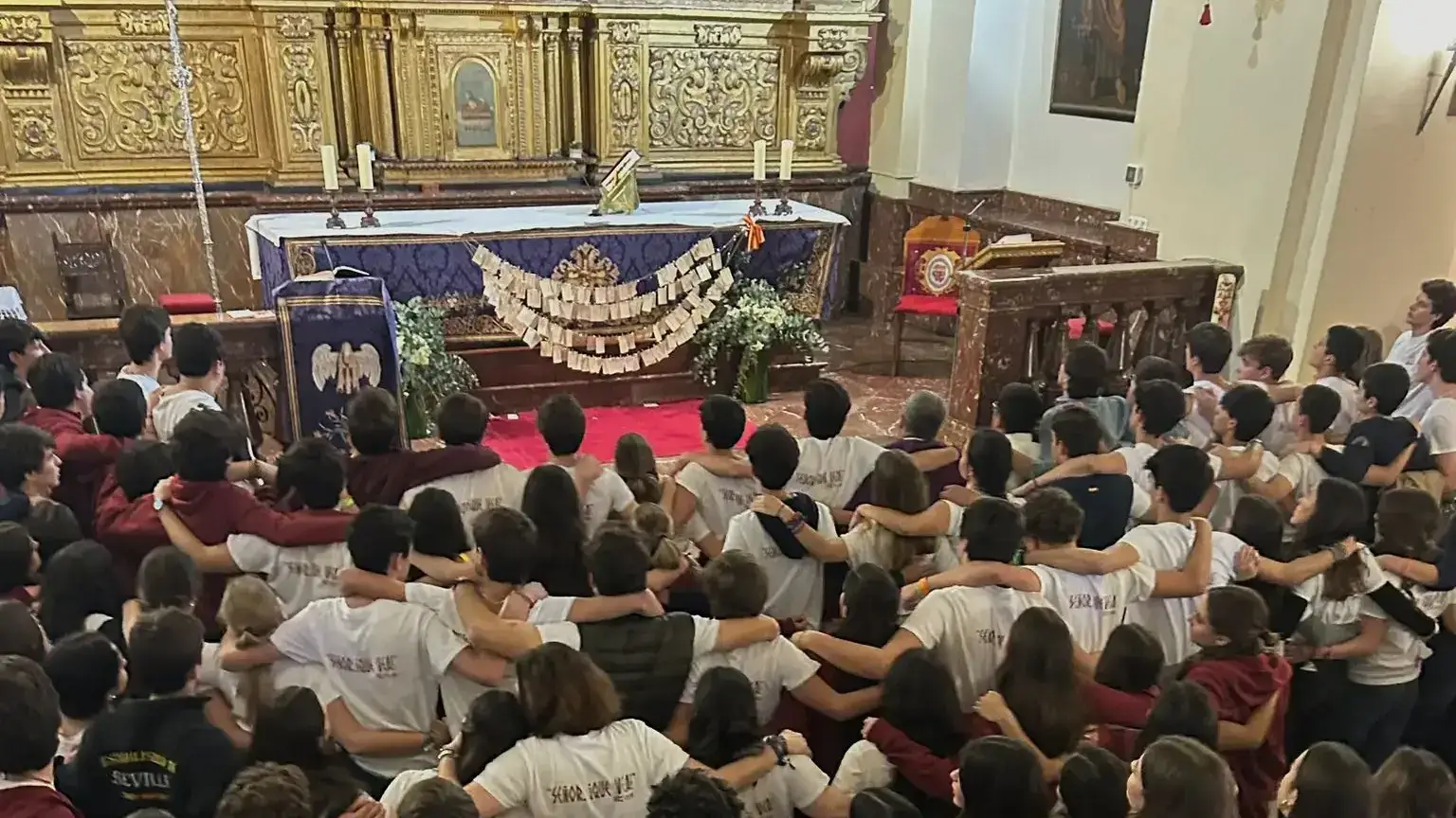 Jóvenes católicos de Bartimeo rezando en una iglesia