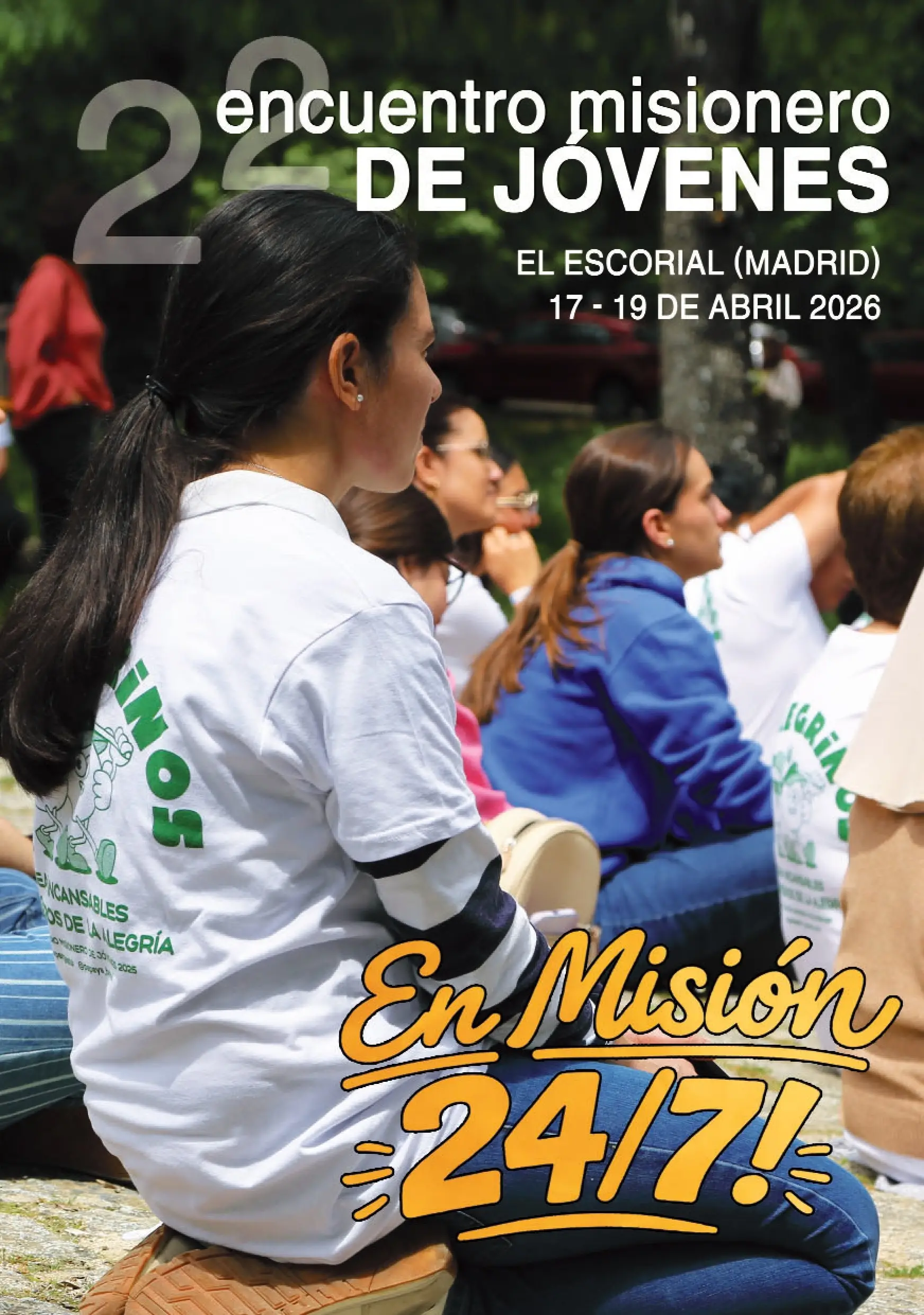 Adolescentes sentados en un encuentro misionero