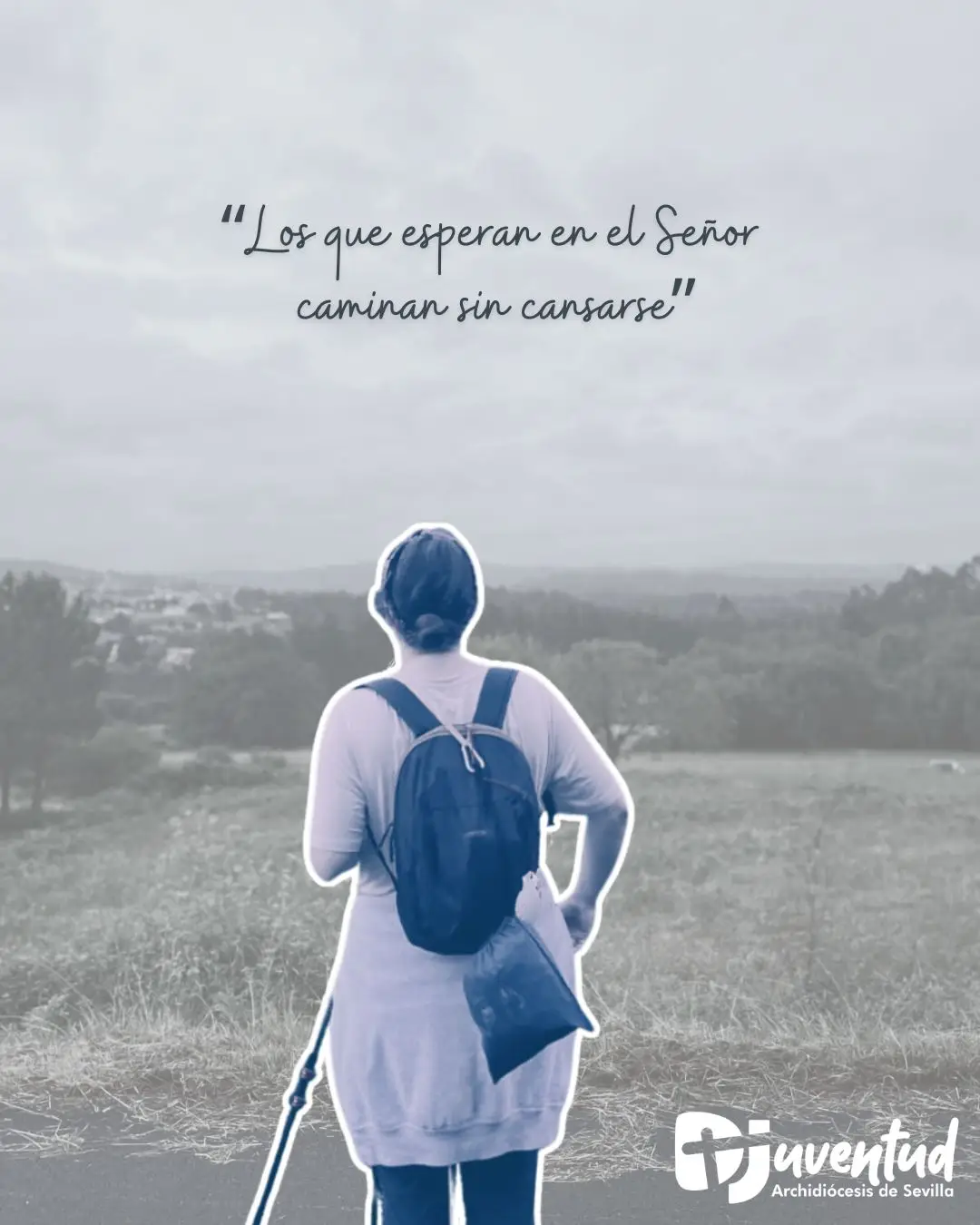 Joven peregrina mirando hacia una pradera con el lema "Los que esperan en el Señor caminan sin cansarse"